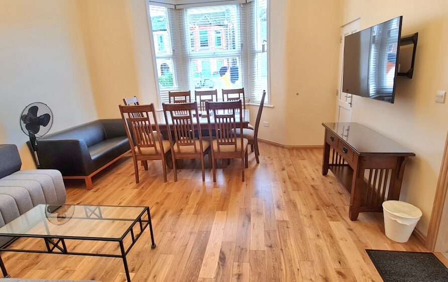 Belfont  · London Luxury 3 bed, Sleeps 10, Free Parking, Tube