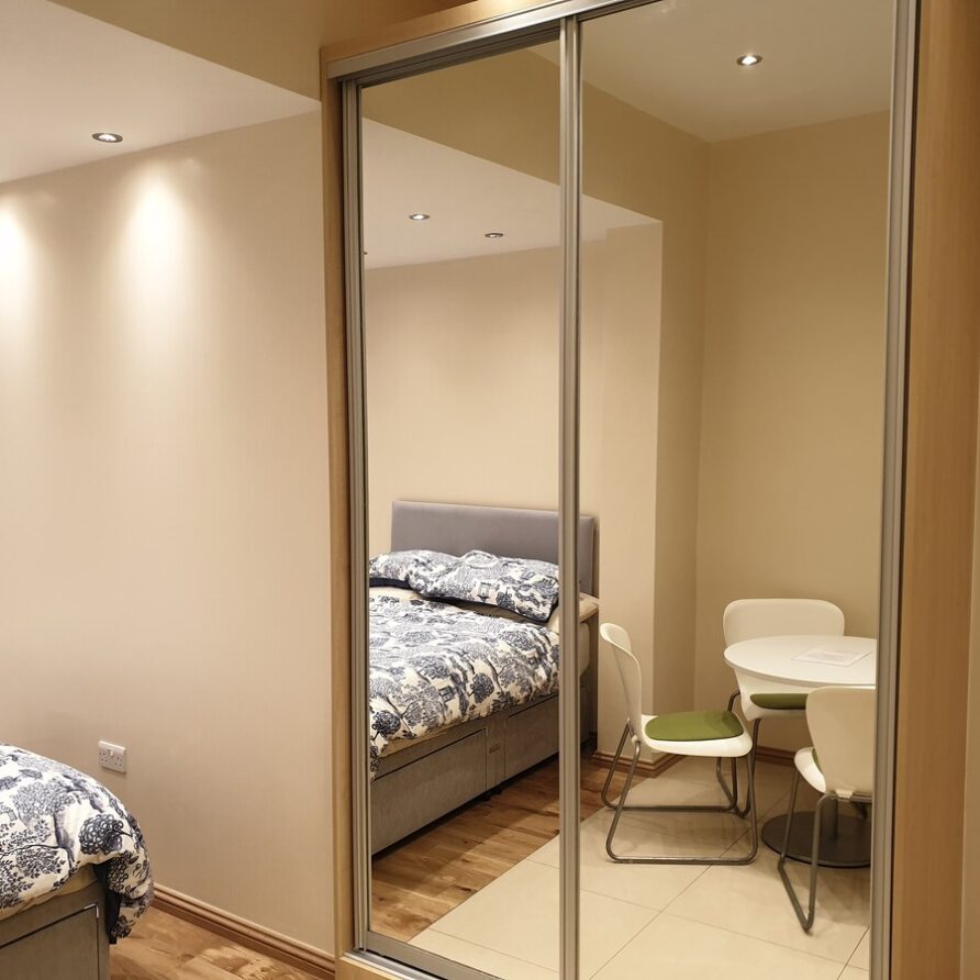 Cedar · London Luxury 2 bed studio 5 mins from Ilford Stn.