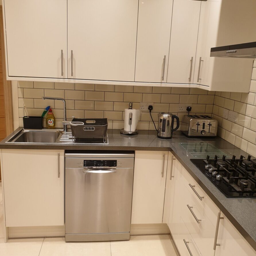 Holly · London Luxury 1 bed flat 4 mins to Ilford Station