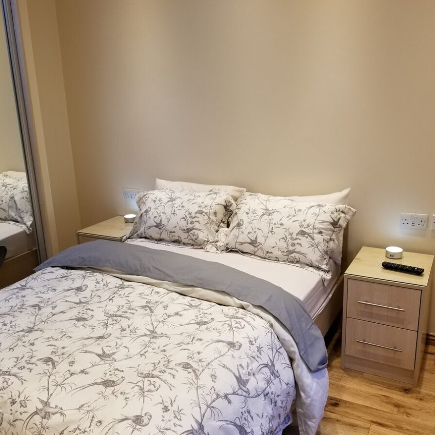 London Flat with kitchen 1 min to Redbridge Stn