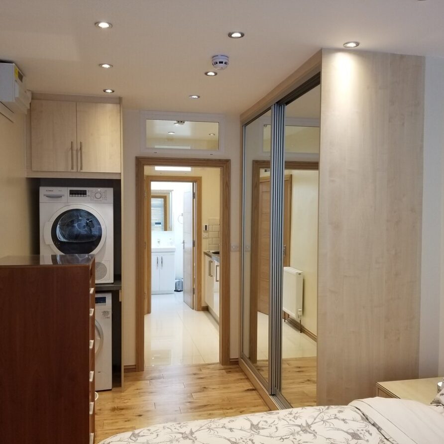 London Luxury 2 bed studio 1 min to Redbridge Stn