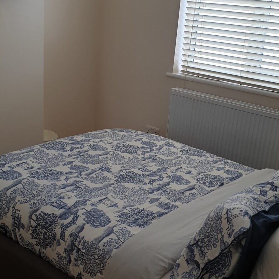 London Luxury  3 Bed Apt 1 min from Redridge Stn